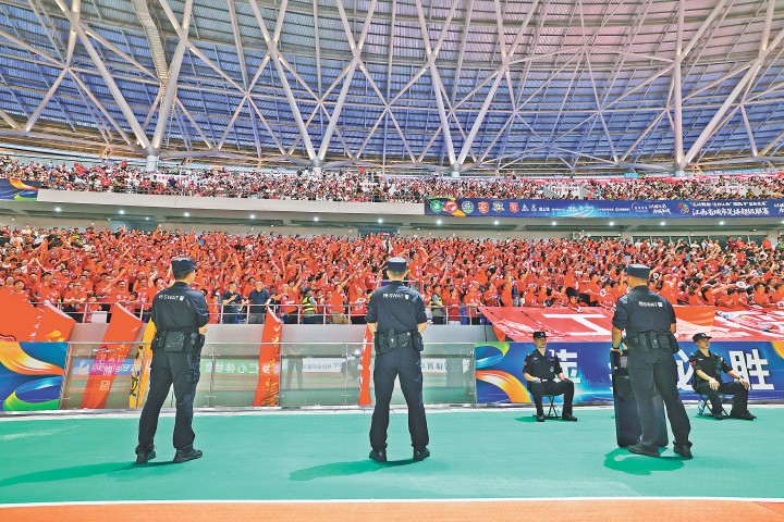 背對賽場的“第12人”